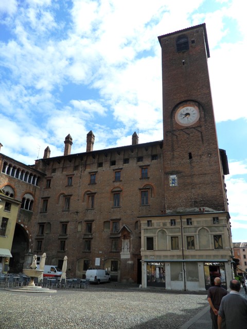 Mantova PiazzaBroletto2
