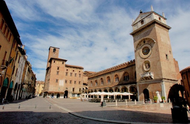 Mantova PiazzaErbe1